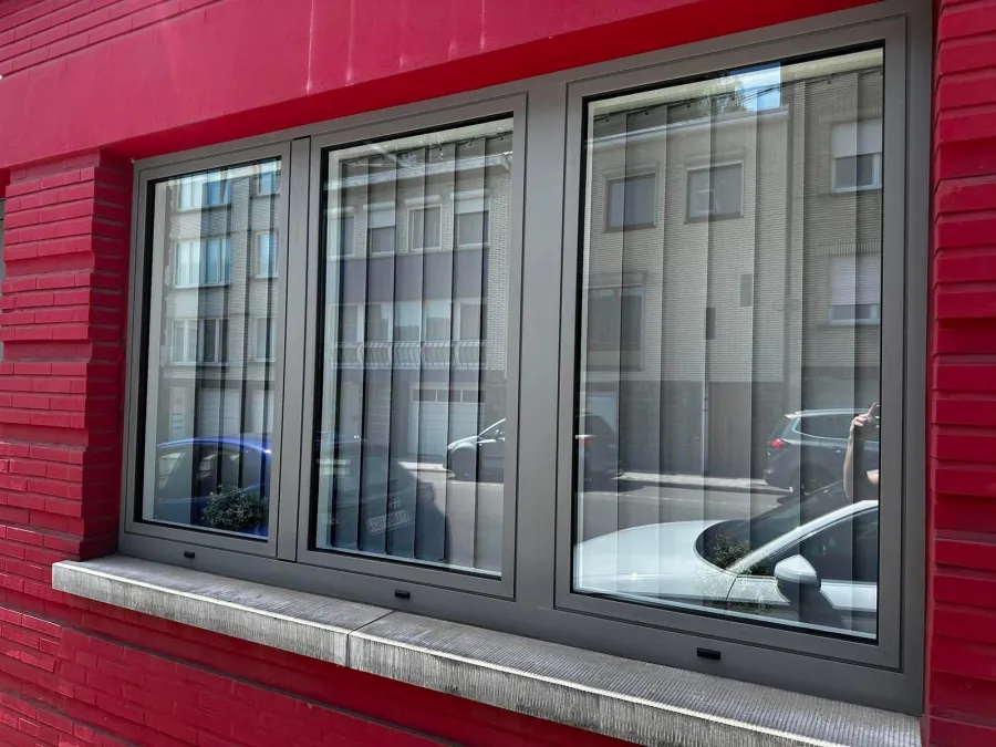 Vitrine commerciale propre après nettoyage X-Clean à Liège